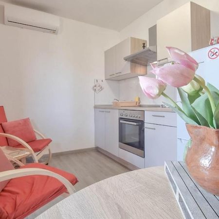 Enio Apartment Новиград Екстериор снимка